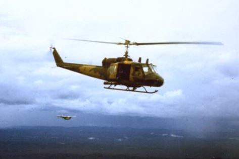 A Forward Air Controller and a 20th SOS helicopter on their way to an extraction (© Jim Green 20th SOS)
